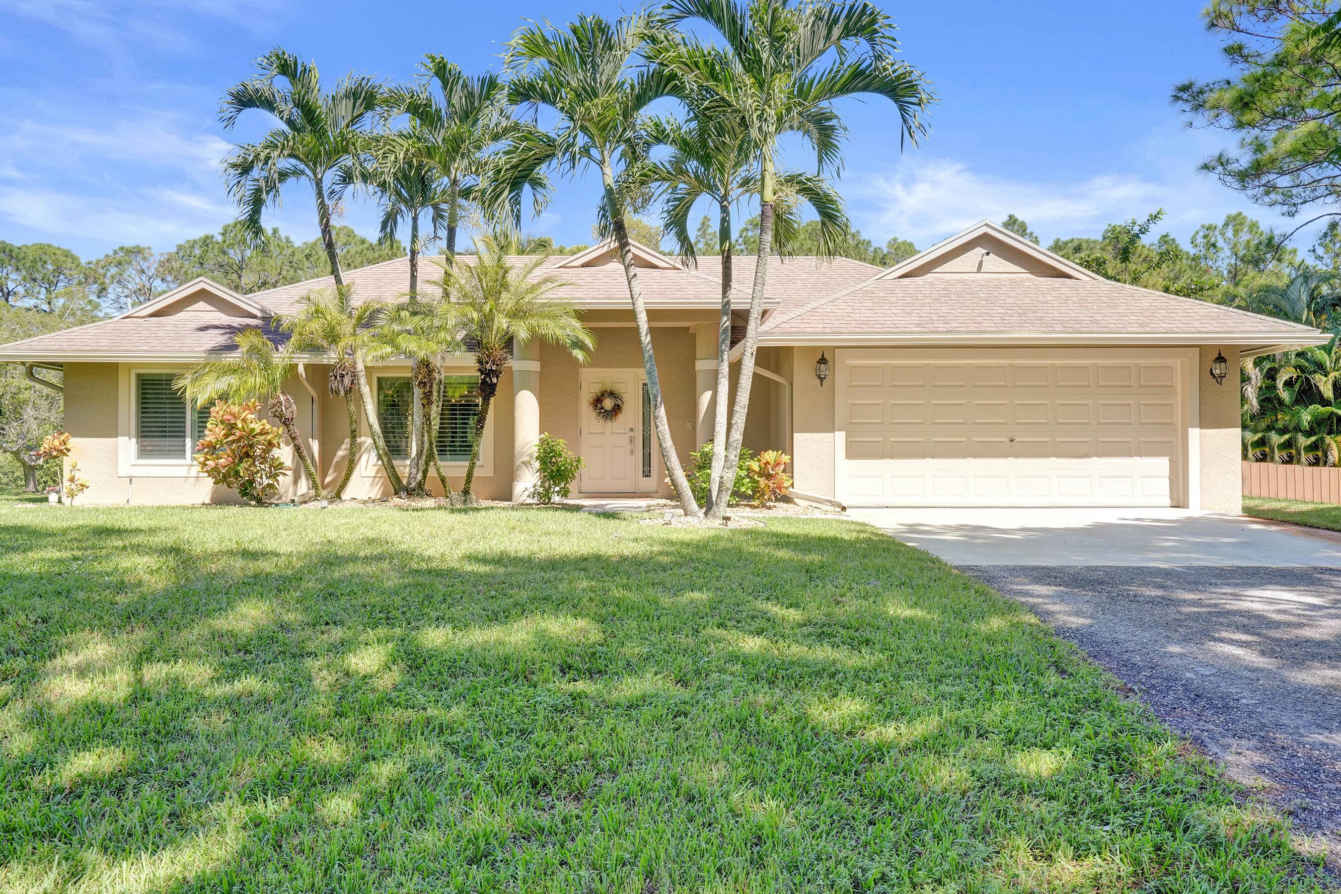 Welcome to your private paradise in the heart of Loxahatchee !