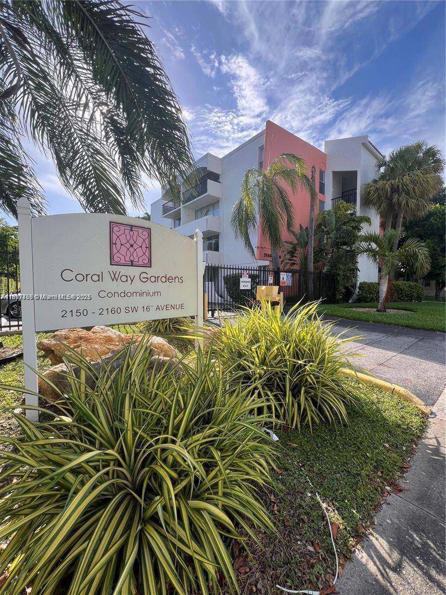 Beautifully maintained 2 bed, 1 bath condo in a prime Coral Gables location just minutes from vibrant Brickell and the charm of Coconut Grove.