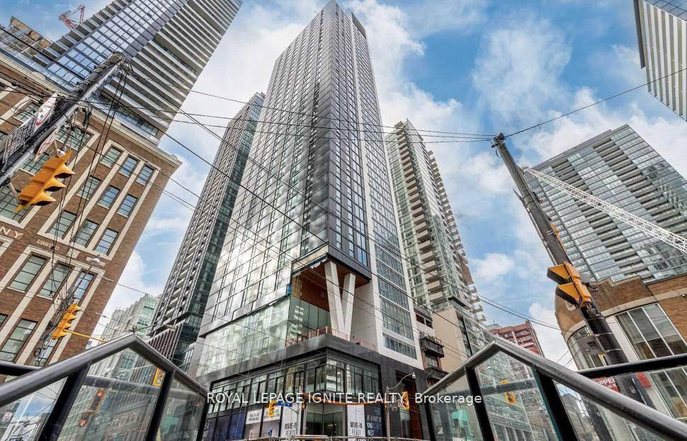 Experience luxury living in this 1 year new 1 bedroom den, 1 bath condo by Great Gulf, located in the heart of Torontos Entertainment District.