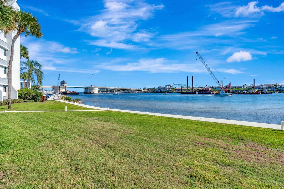 Welcome to your winter paradise in the sought after Jupiter Cove available for season !