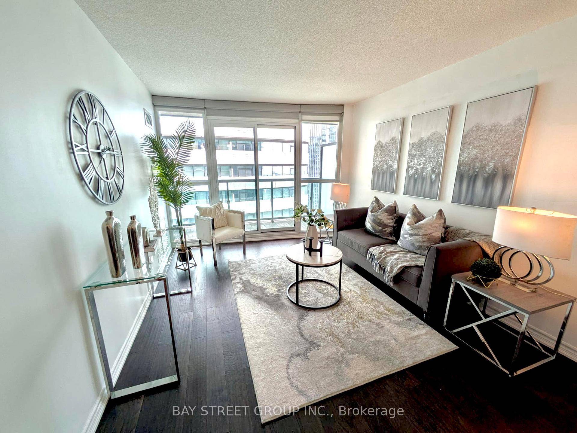 DO NOT MISS OUT ! Modern Condo in Prime Downtown Location Located in the heart of downtown Toronto between Scotiabank Arena, Union Station, the CN Tower, Metro Convention Centre, and ...