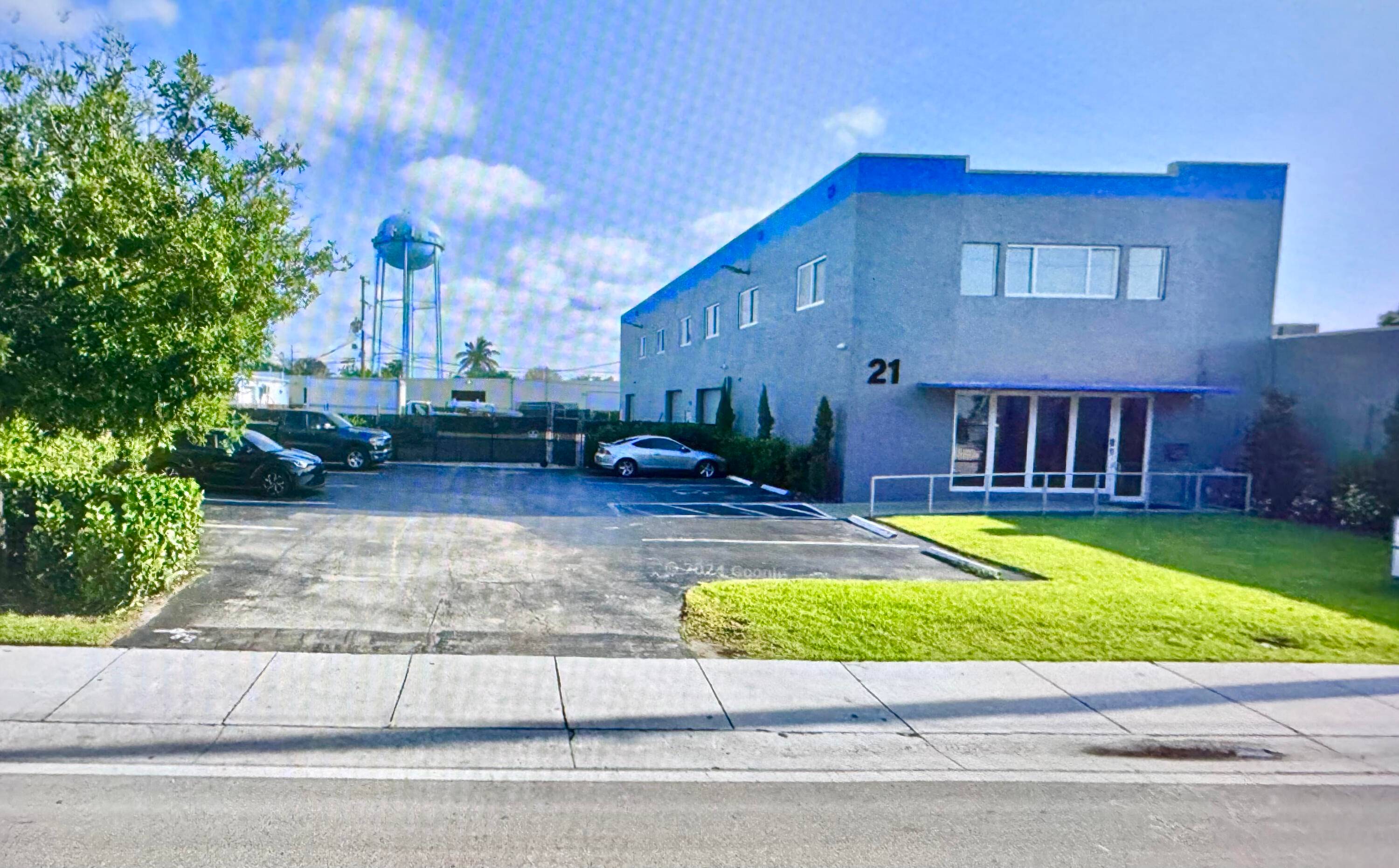 FOR LEASE Fantastic Fenced Secure Office Warehouse for Lease in East Deerfield Beach !