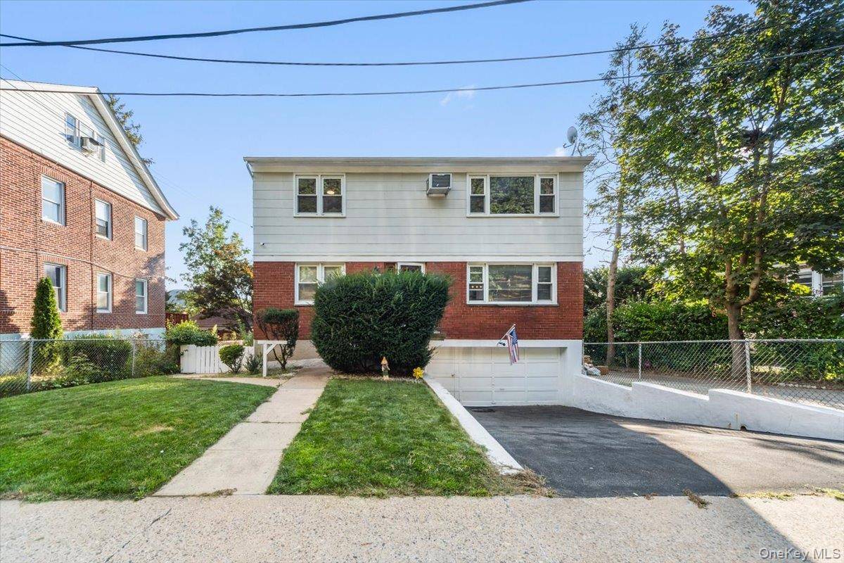 Welcome to your next home at 105 Hillview Ave, Unit 2nd Floor, in the vibrant heart of Yonkers, NY !