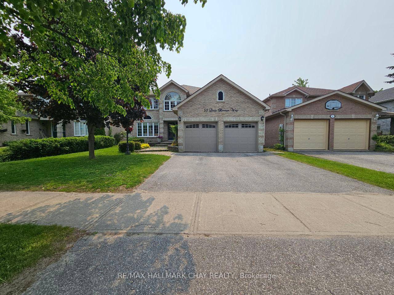Discover your next home in this meticulously maintained North Barrie gem, available for annual lease.