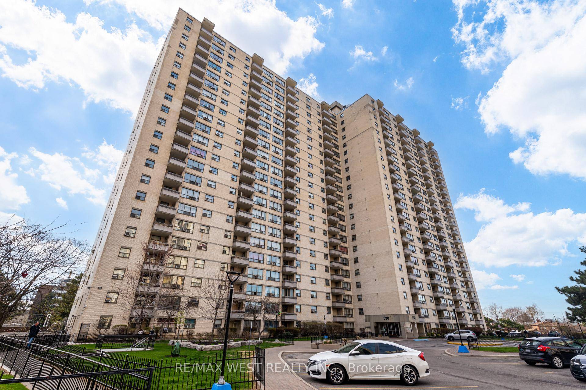 A Must See Modern amp ; Completely renovated unit, 3 Bedrooms, 1 bath suite with parking amp ; ensuite laundry Very Well maintained Spacious living area with direct walk out ...