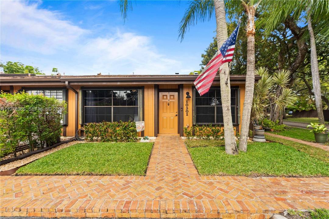 Beautifully updated 2 bedroom, 2 bath corner unit with an open floor plan and stunning vaulted cedar beam ceilings, located in the highly desirable Cedarwoods community of Pembroke Lakes.