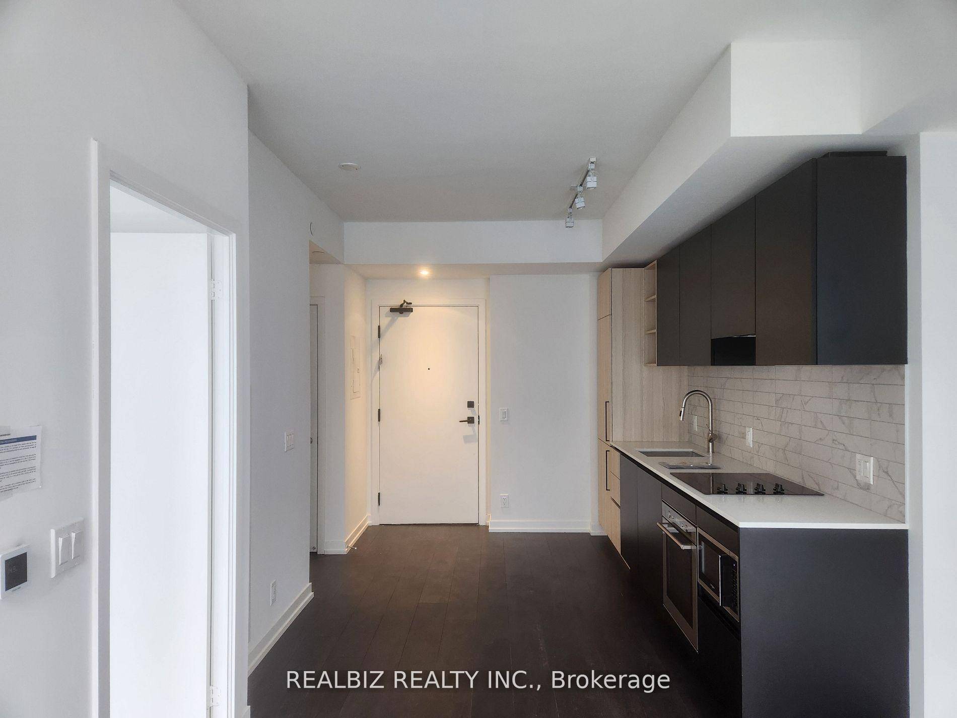 Welcome to 55 Mercer ! Perfectly located in the heart of Torontos vibrant Entertainment and Financial Districts, this brand new 1 bedroom, 1 bathroom condo offers the ultimate in modern ...