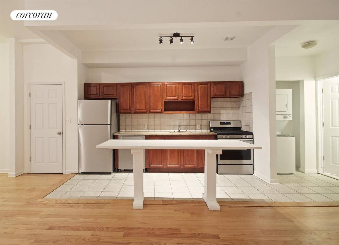 BEDSTUY 1000 SQ FT 2 BEDROOM FLOOR THRU W LAUNDRY IN UNIT amp ; PRIVATE BACKYARD Enormous 1000 sq ft.