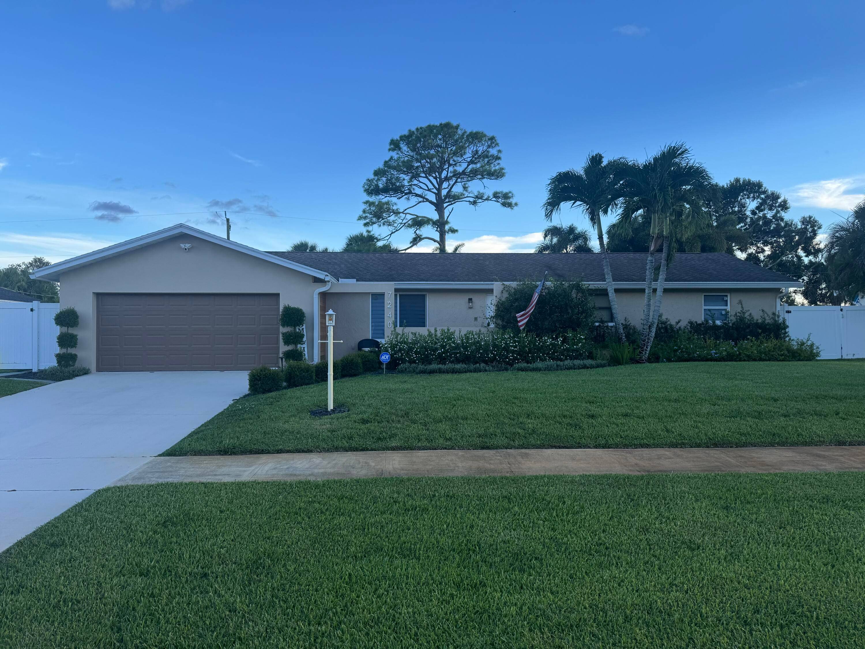Charming 3 Bedroom Home on Palm Beach National Golf Course No HOA !