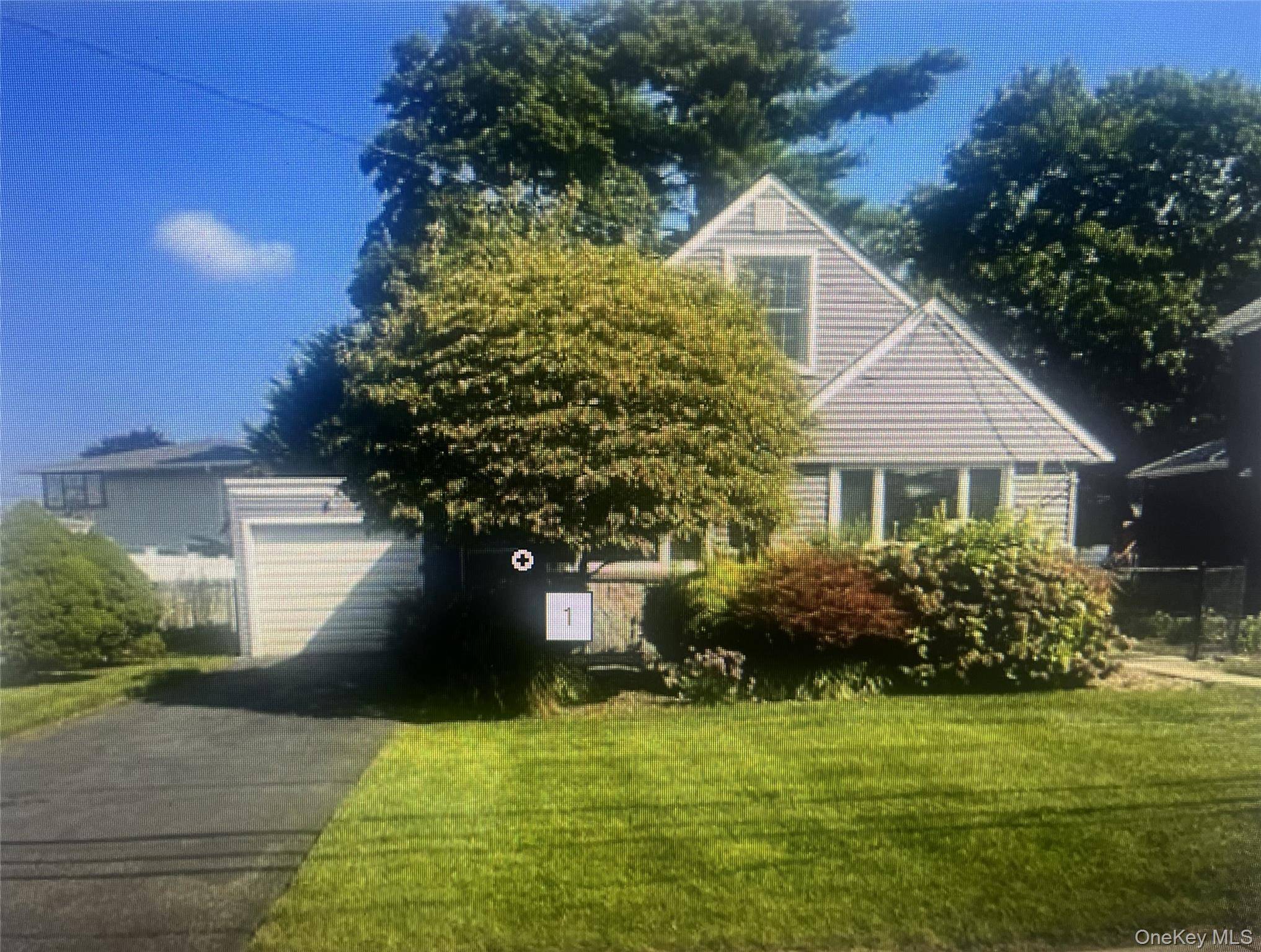 Cozy Cape in the Heart of Hicksville !