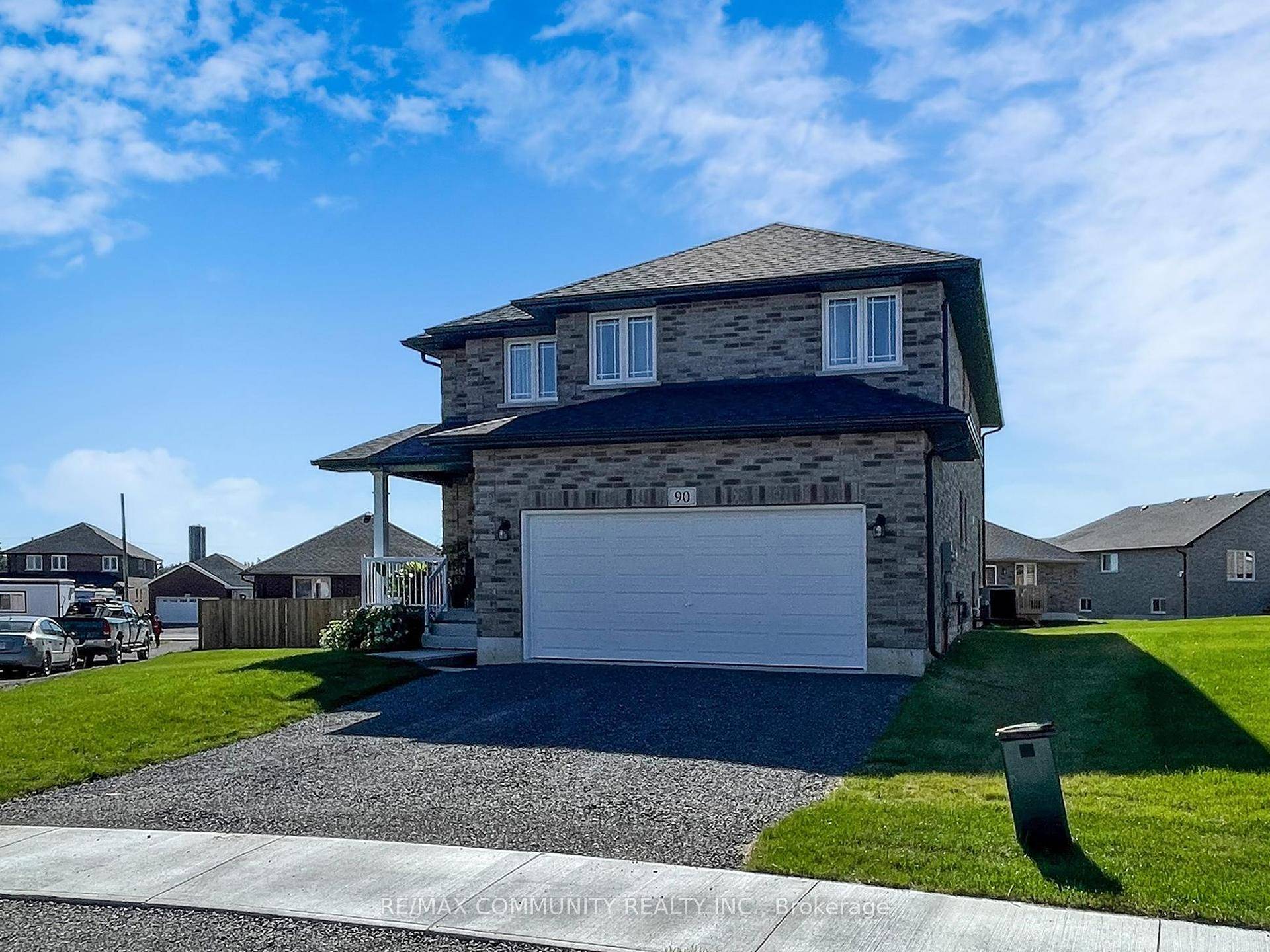 This 2 Story Norwood Park Home situated 20 minutes East of Peterborough, comes with 4 Bedrooms and 2.