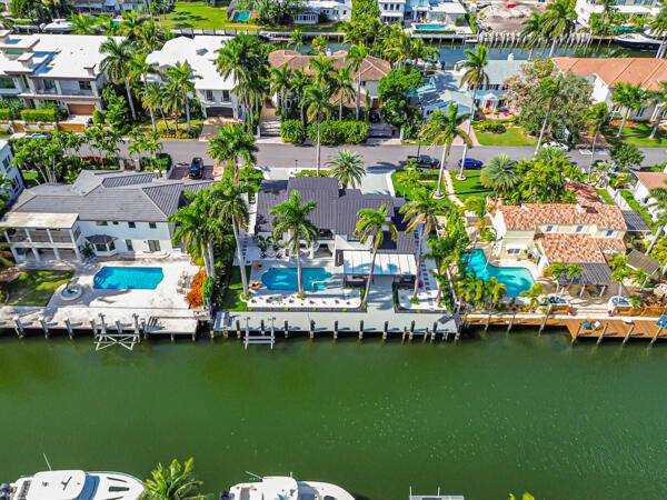 Discover a premium docking opportunity on Las Olas Boulevard, perfectly situated to offer unparalleled convenience and luxury.