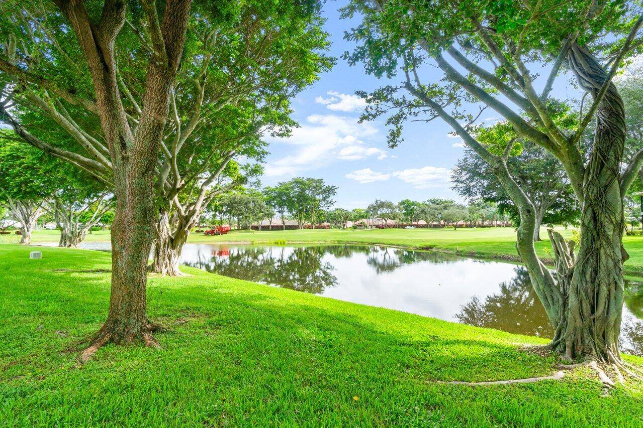 TURNKEY seasonal rental available at Hunters Run Country Club.