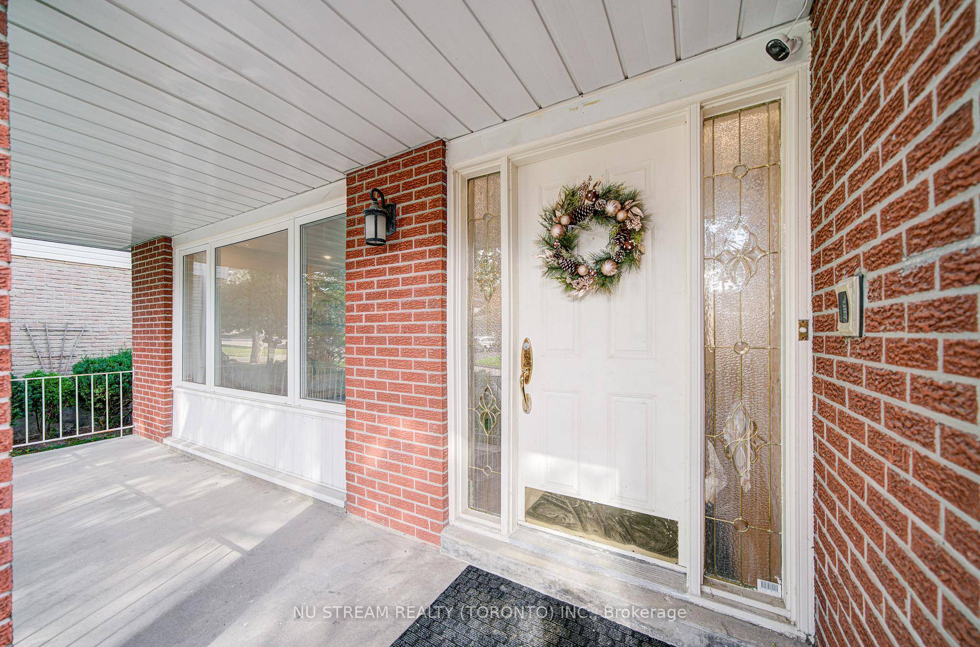 Newly renovated ! Open concept !