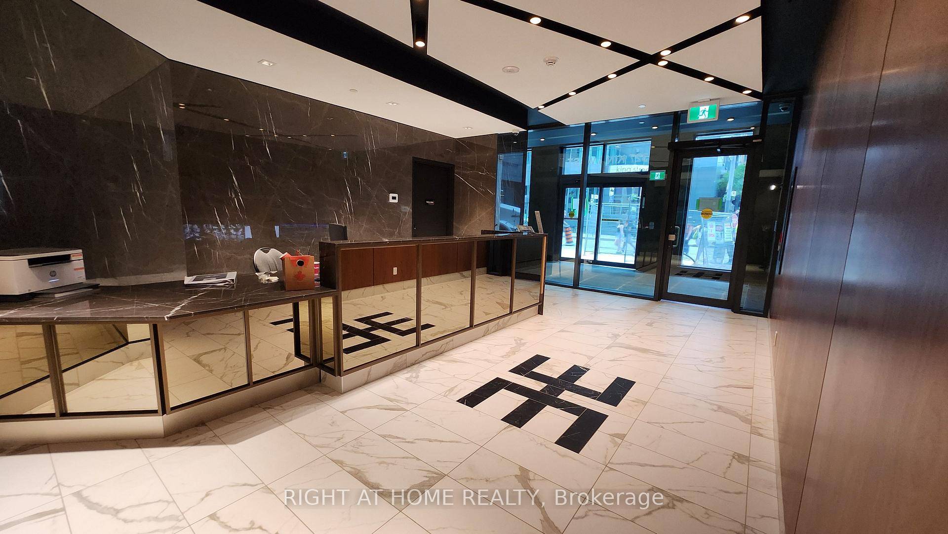 Close to Union Station, TIFF, Billy Bishop airport, street car at front door, financial disctrict, St.