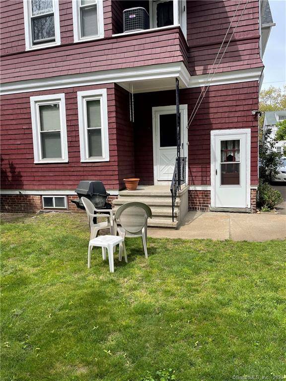 Beautiful 4 bedroom, 2 bathroom 2nd floor apartment, wonderful central location in East Rock.