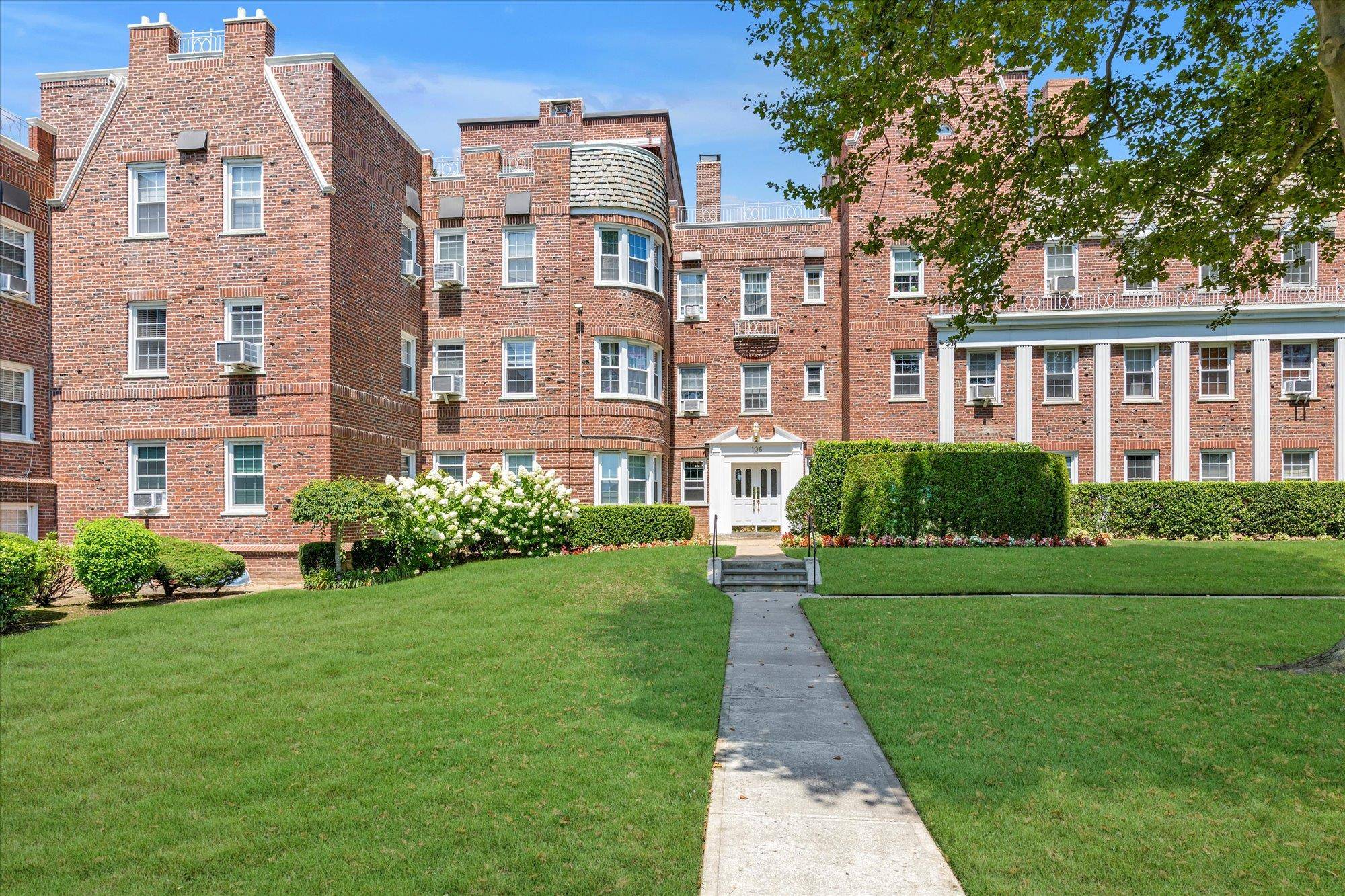 Just listed in Rockville Centre, this rare fully renovated two bedroom, two bathroom duplex penthouse co op blends historic charm and modern luxury.
