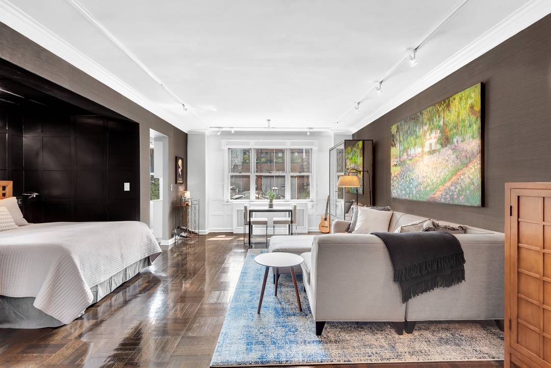Move right into this beautifully renovated alcove studio at the John Murray House a classic prewar co op, in the heart of Midtown.