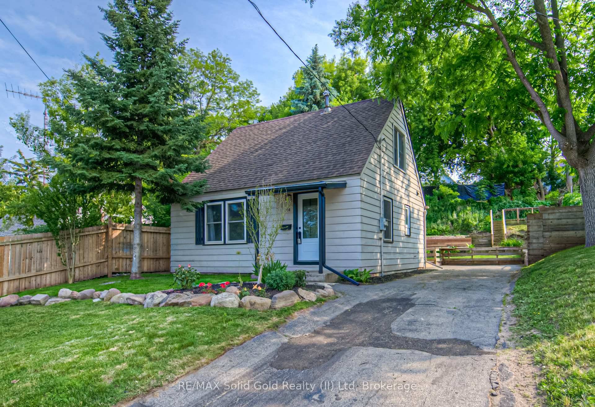 Welcome to 44 Dundas Street East a fantastic opportunity for first time buyers, young professionals, or savvy investors.