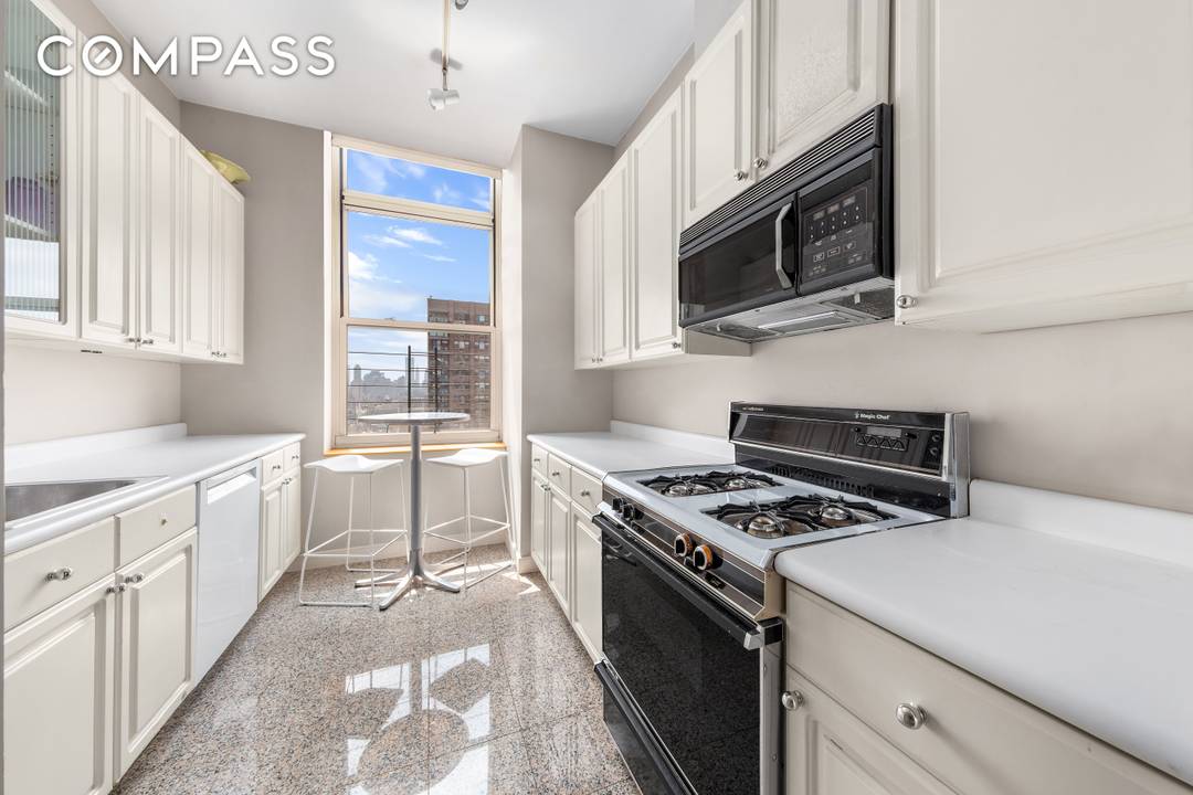 Elegant and spacious, this 1, 272 sq ft 2 bed, 2 bath home in the coveted Park Avenue Court boasts soaring 14 foot ceilings, abundant natural light, and open, unobstructed ...