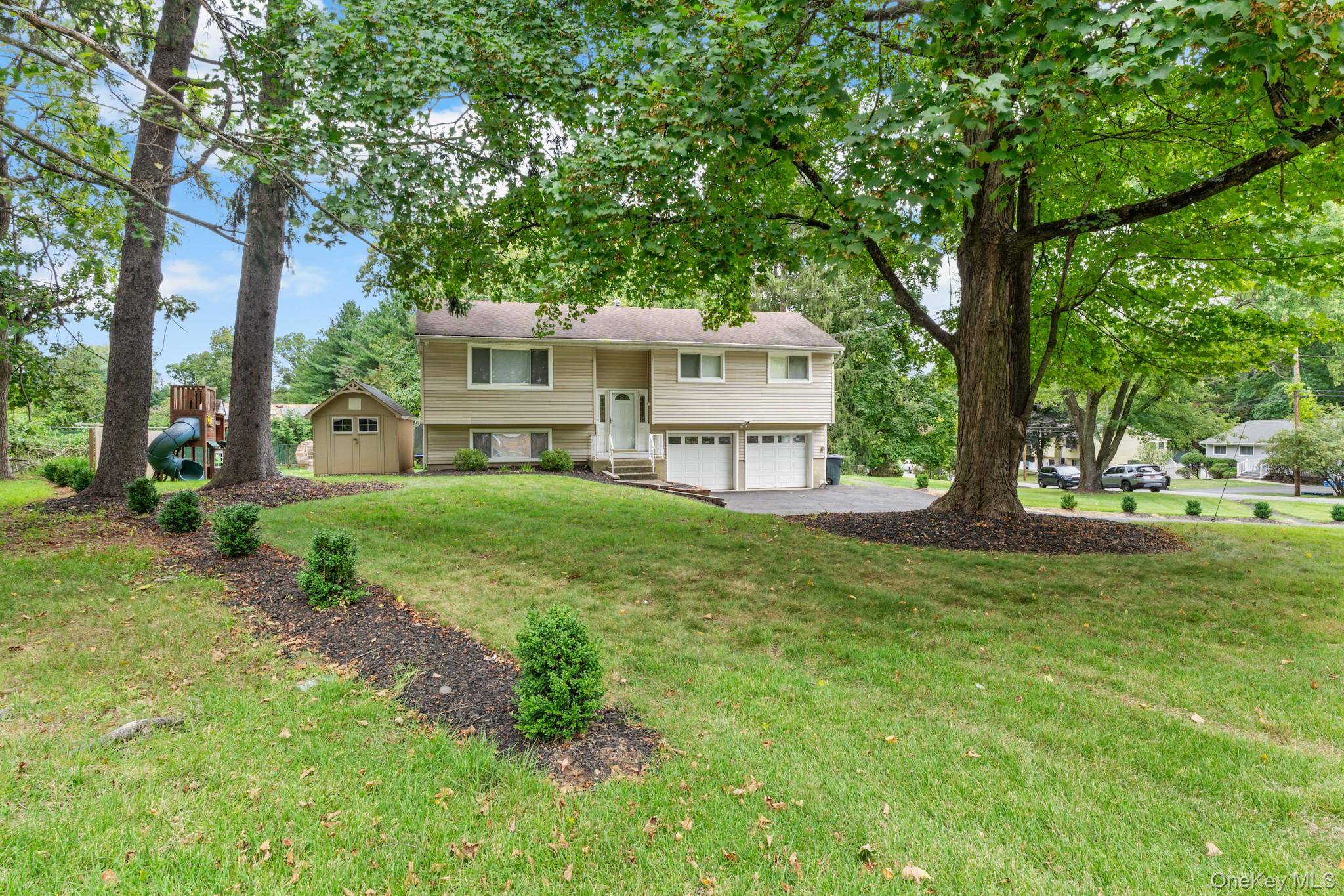 Don t miss out on this amazing opportunity at 1 Phillips Drive, Airmont !