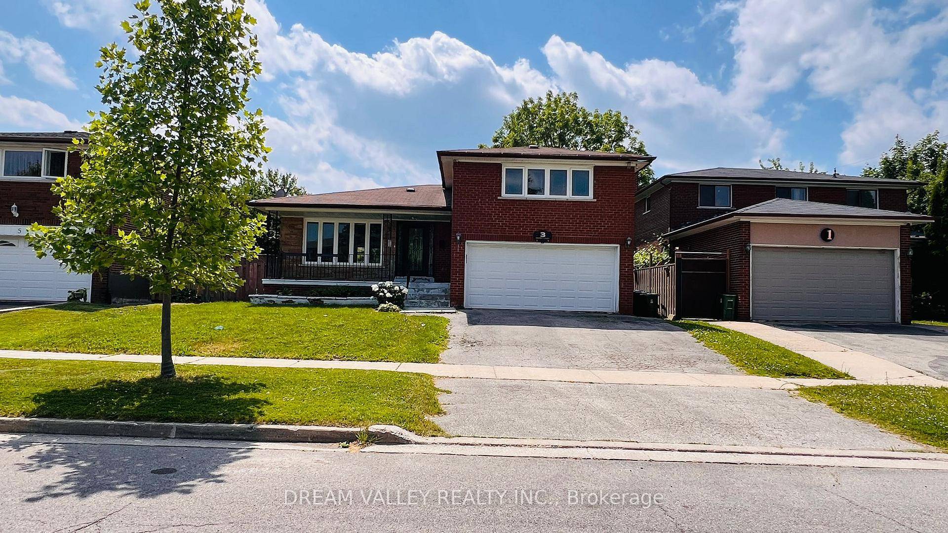 Charming Renovated 3 Bedroom Detached Bungalow for Rent in Woburn Community !
