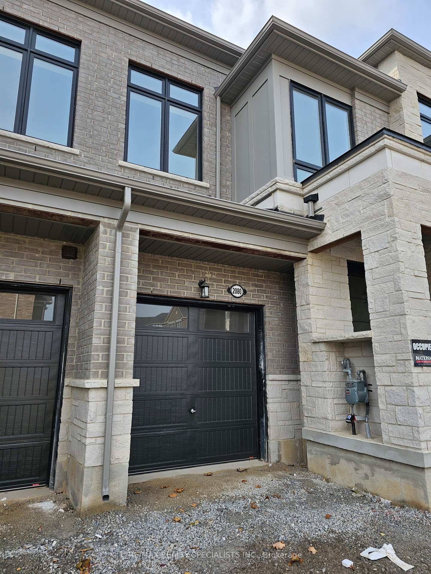 Two Storey Gorgeous Townhome, ravine lot, big backyard, excellent layout plan, 9ft ceiling on both floors, hard wood flooring on main floor, oak stairs walking distance to Freshco, Tyandaga Golf ...