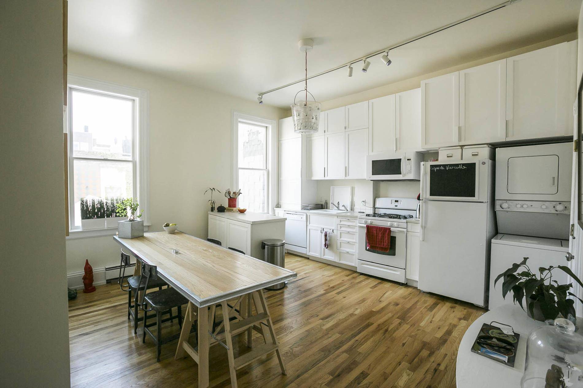 Excellent 2 bedroom apartment in a multifamily home located right off Vernon Blvd and 47th Avenue.