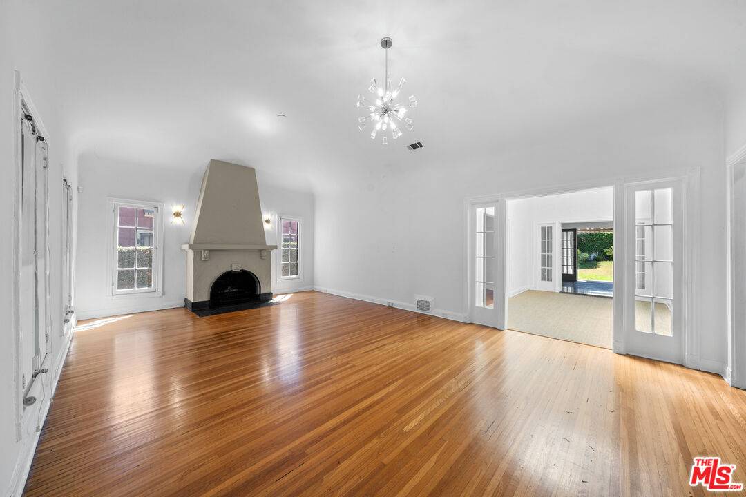 107 S Lucerne Blvd 3BR Mid Wilshire La