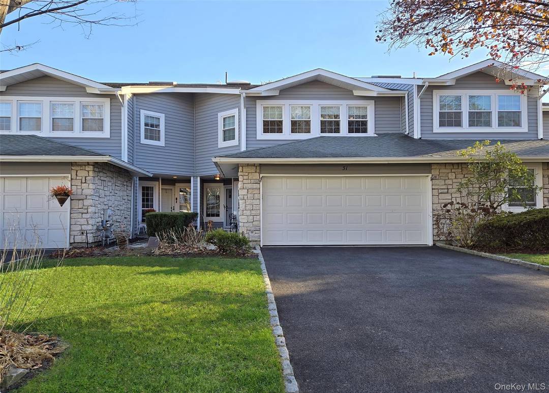 Stunning 3 BR, 2. 5 BA Townhouse With Water View Country Club Living at Its Finest !