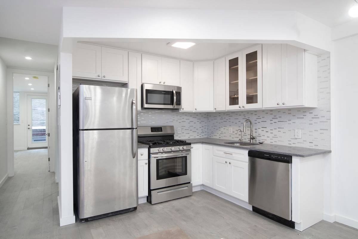 Welcome to 52 Ludlow Street A True 2 Bedroom, 2 Bathroom Gem with Private Outdoor Space Experience boutique style living in this spacious and thoughtfully designed 2 bedroom, 2 bathroom ...
