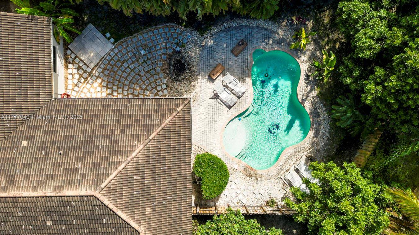 Inviting 4 2 home on a cul de sac in sought after Crossbow.
