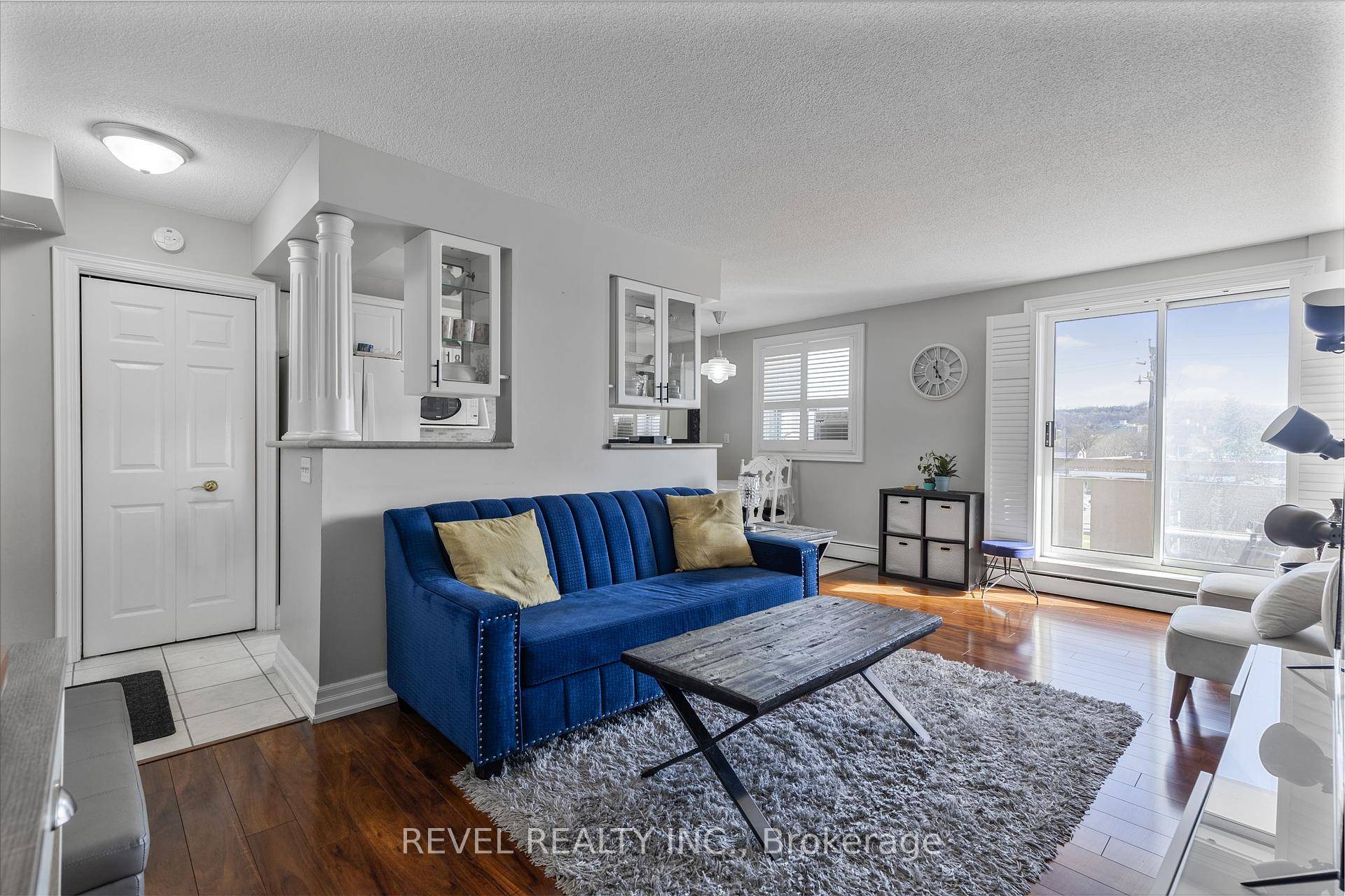 Bright and modern south facing unit.