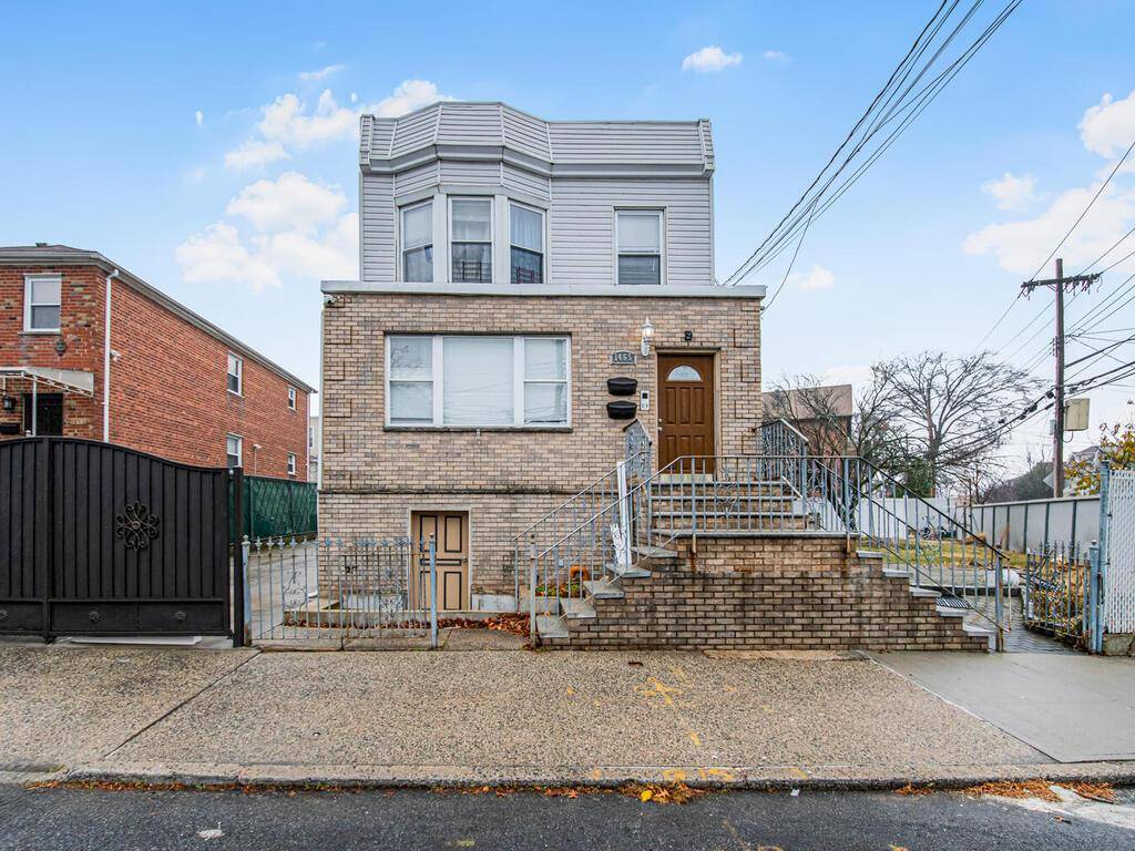 DELIVERED VACANT RARE CORNER DOUBLE LOT IN COUNTRY CLUB !