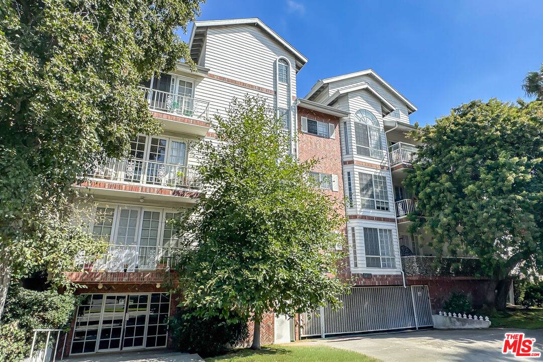 1210  S Shenandoah St 2BR Beverlywood La