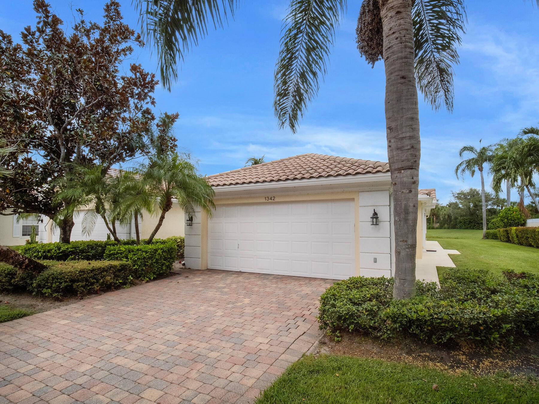 Beautiful Lakefront Villa in The Isles of Palm Beach Gardens !