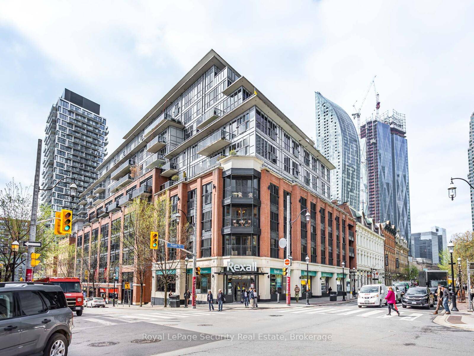 Welcome to the Berczy ; a luxury boutique residence located in the heart of the St Lawrence Market neighborhood.