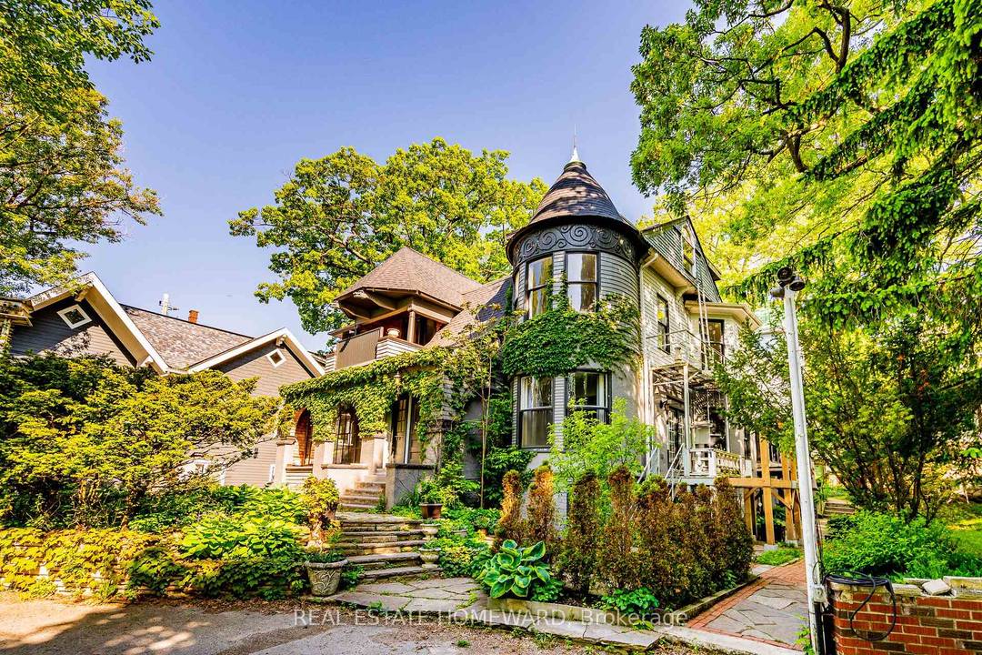 Own your own castle in the city !