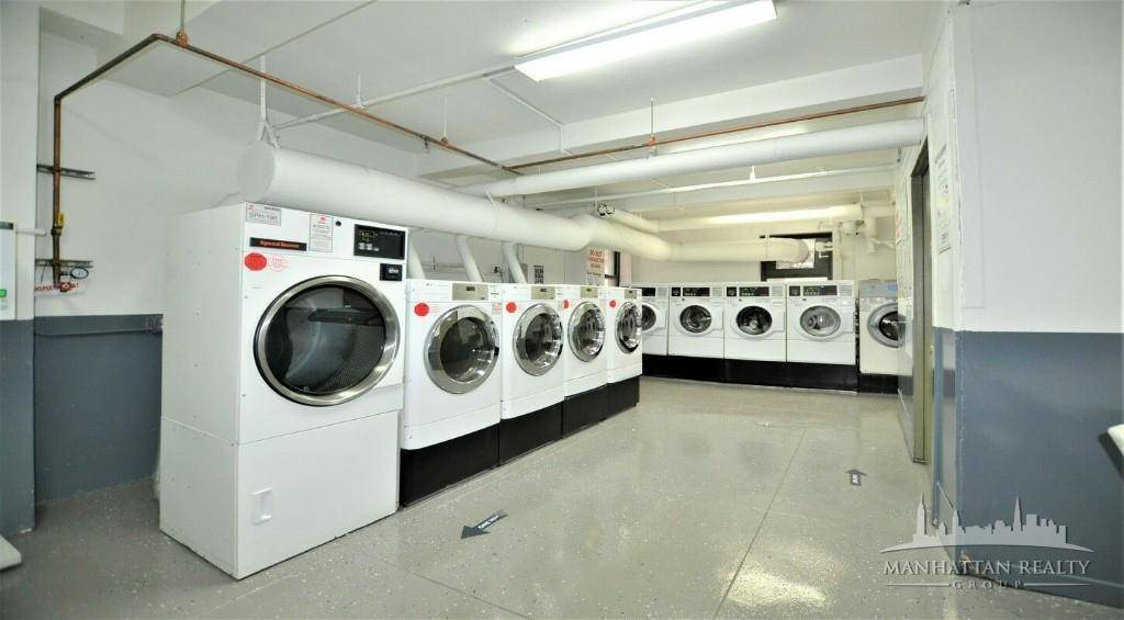 This true one bedroom offers you space and more space with huge living room and dining alcove.