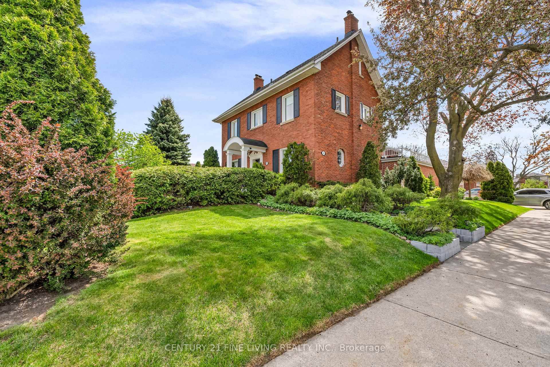 When old world charm and grandeur meets modern elegance and sophistication, you have arrived at 30 Norgrove Cres.