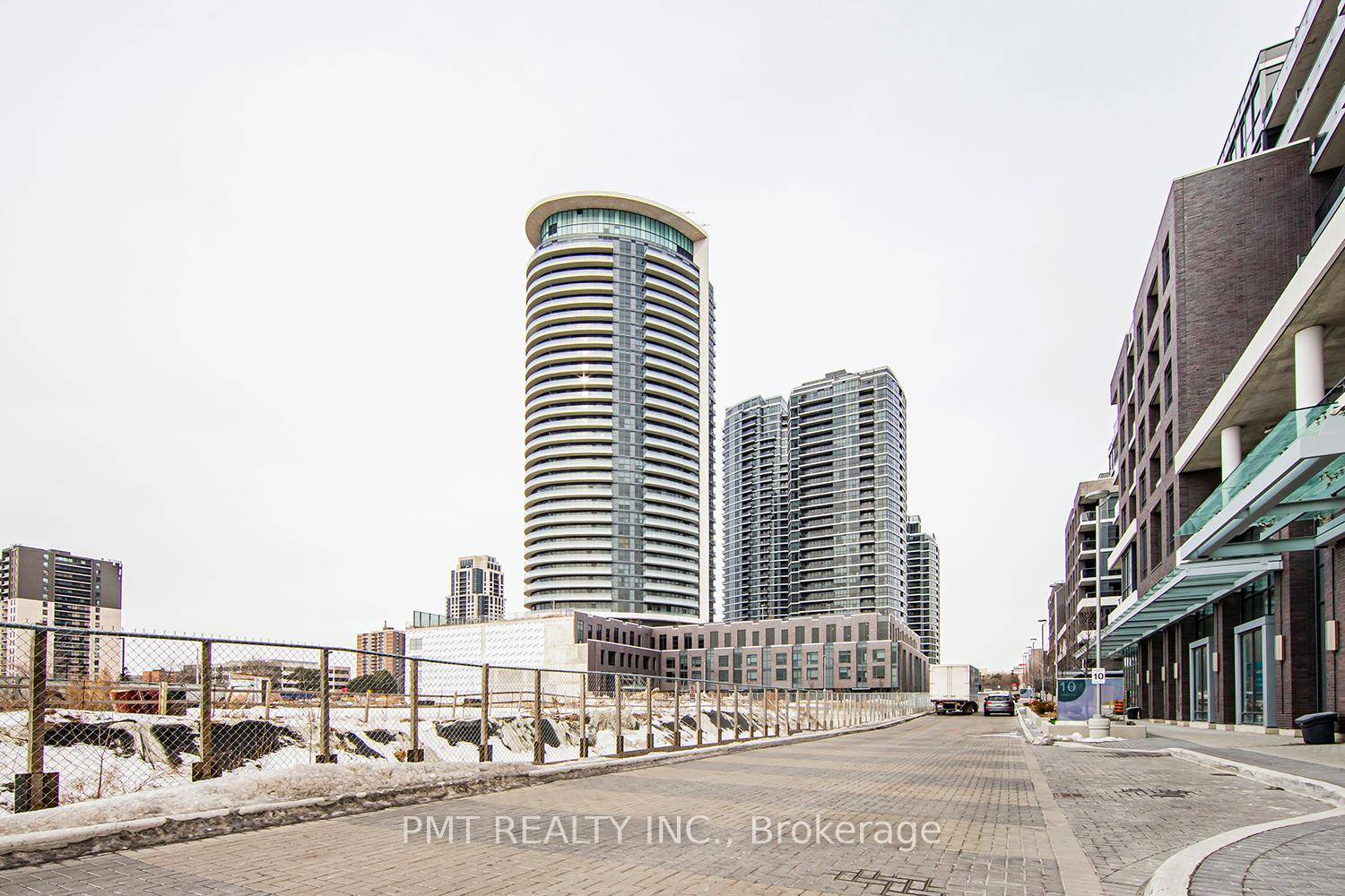 This stunning 1 bedroom enclosed den condo at The East Mall amp ; Hwy 427 offers 633 sq.