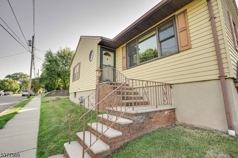 Welcome to 697 Allwood Road in Clifton.