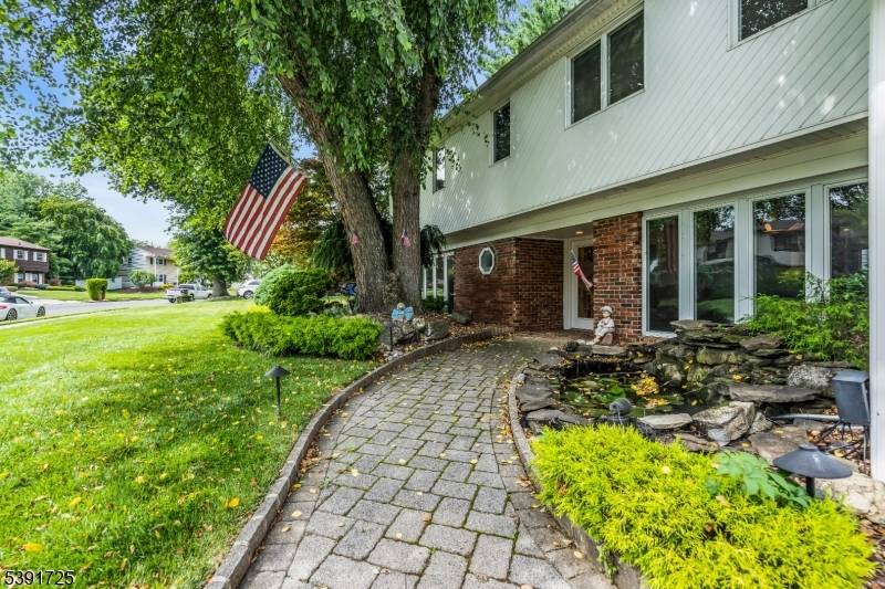 Welcome home in the heart of Marlboro !