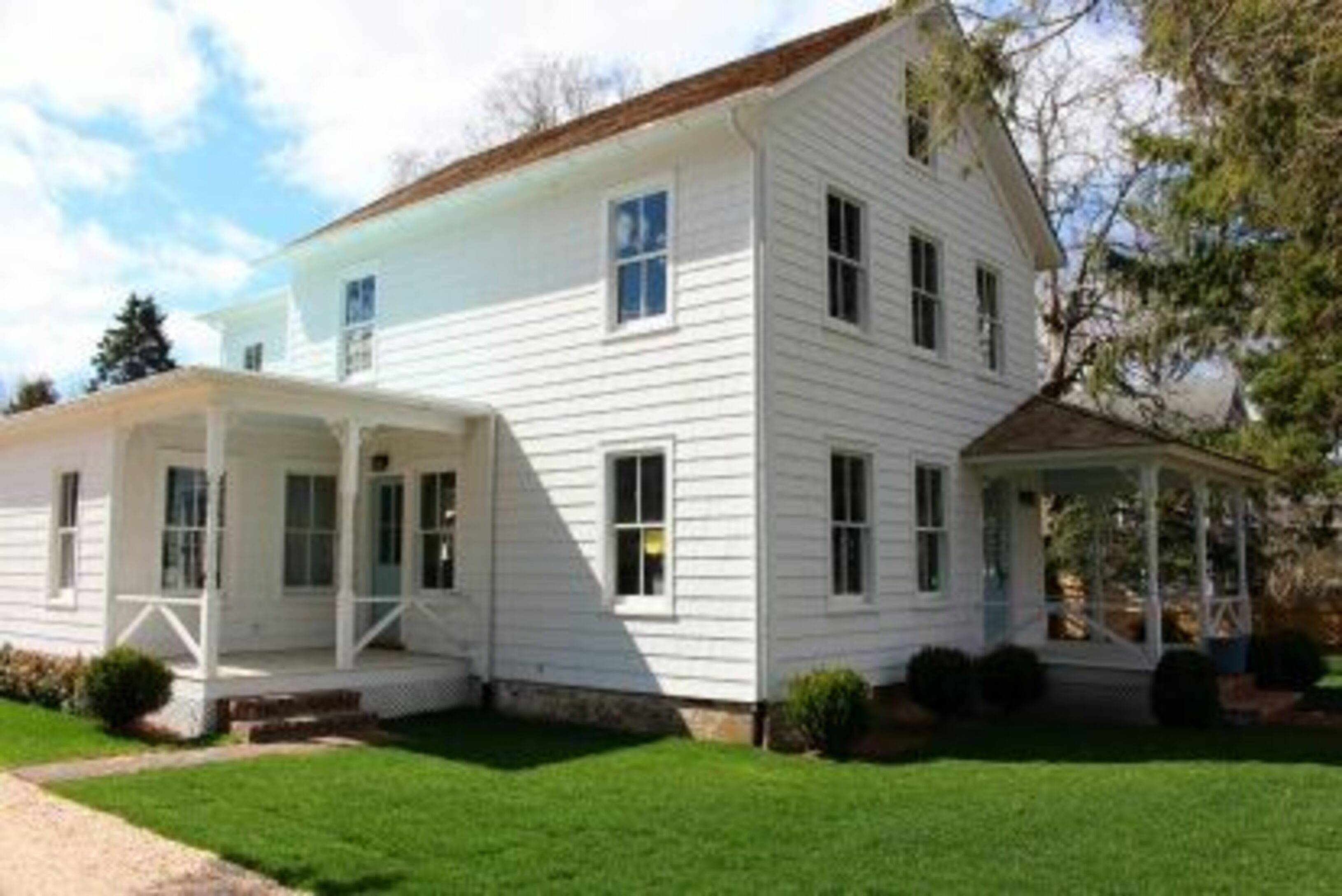 Stunning Farmhouse With Current Updates in Amagansett Village