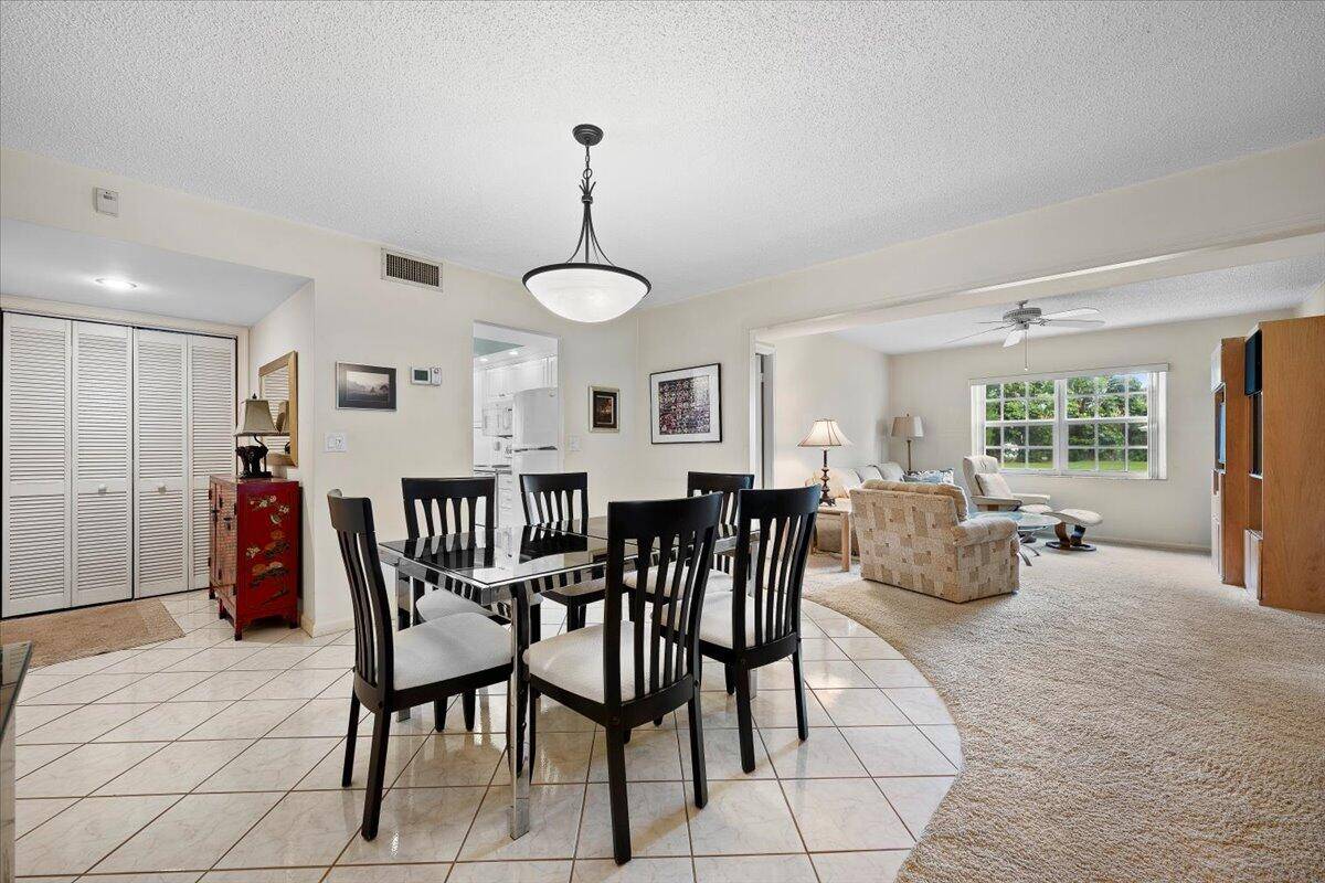 Bright and cherry first floor end unit consisting of 3 bedrooms and 1490 sq.