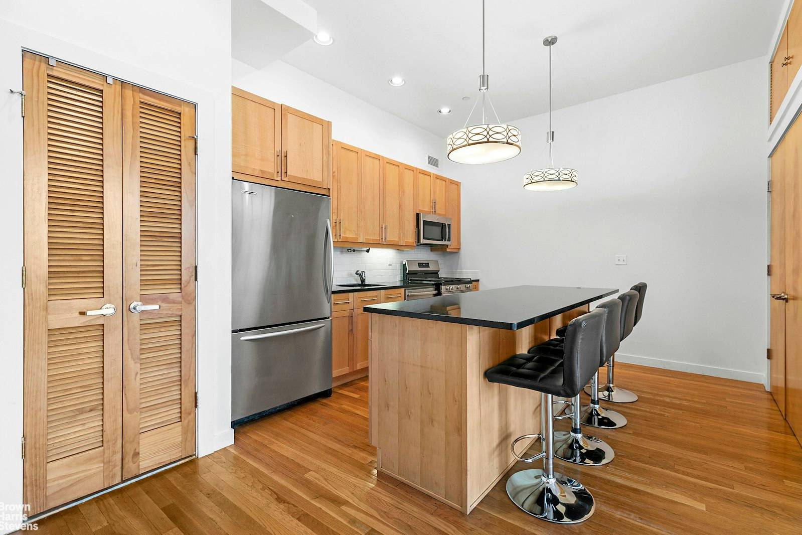 Pristine 2 bedroom, 2 bath in Southwest Harlem's unique elevator'd loft building, boasting 11 foot ceilings and open plan kitchen with stainless steel appliances, built in microwave oven, Bosch dishwasher, ...