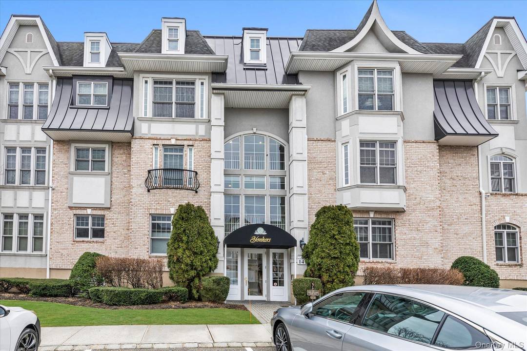 Stunning 2 bedroom, 2 bath residence in one of Westbury s most sought after 55 and over communities.