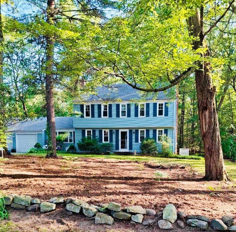 Welcome to 5 West Woods Road, a fantastic opportunity in Burlington !