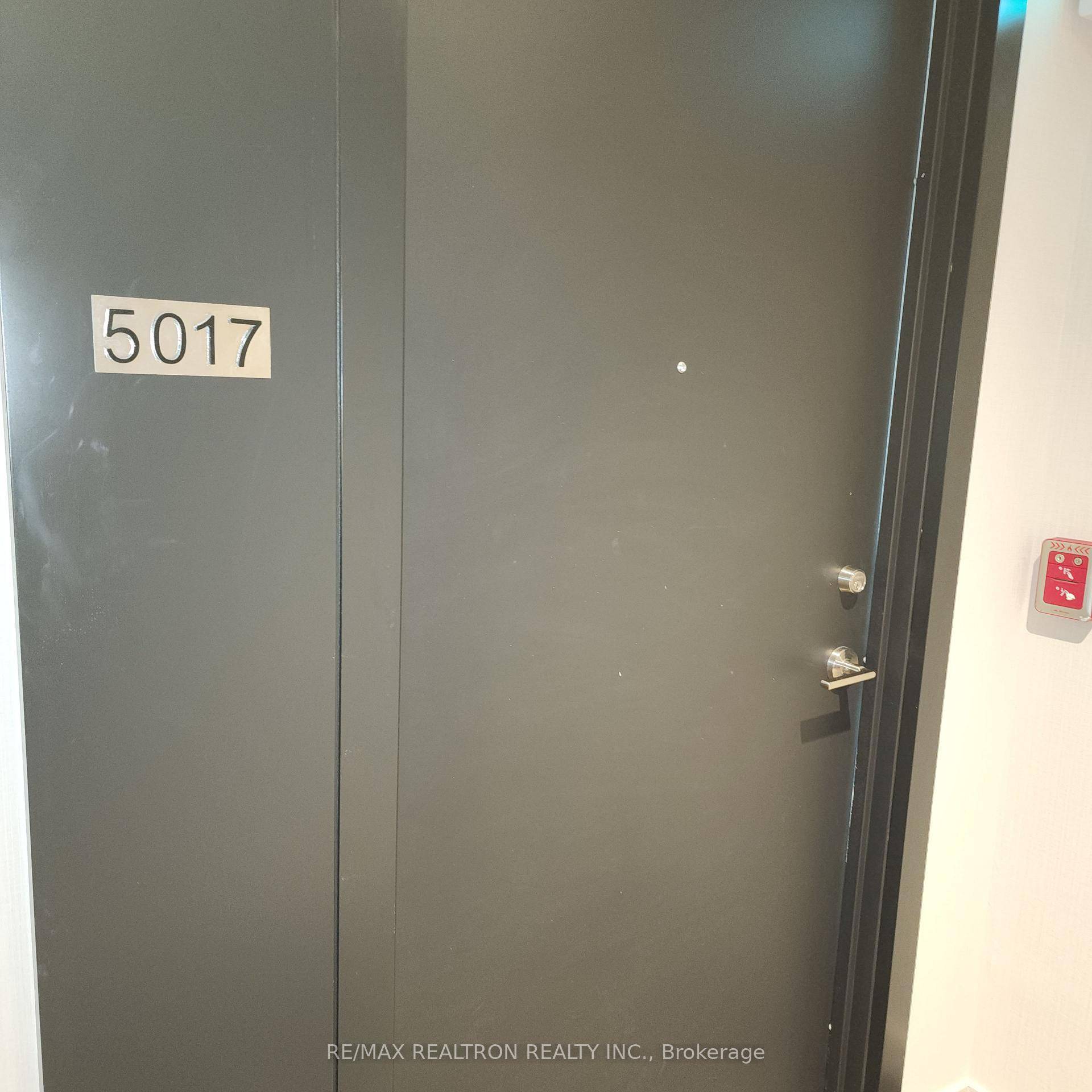 Stunning 1 Bedroom Condo Located On The 50th Floor, Offering Breathtaking Views Through Floor To Ceiling Windows.