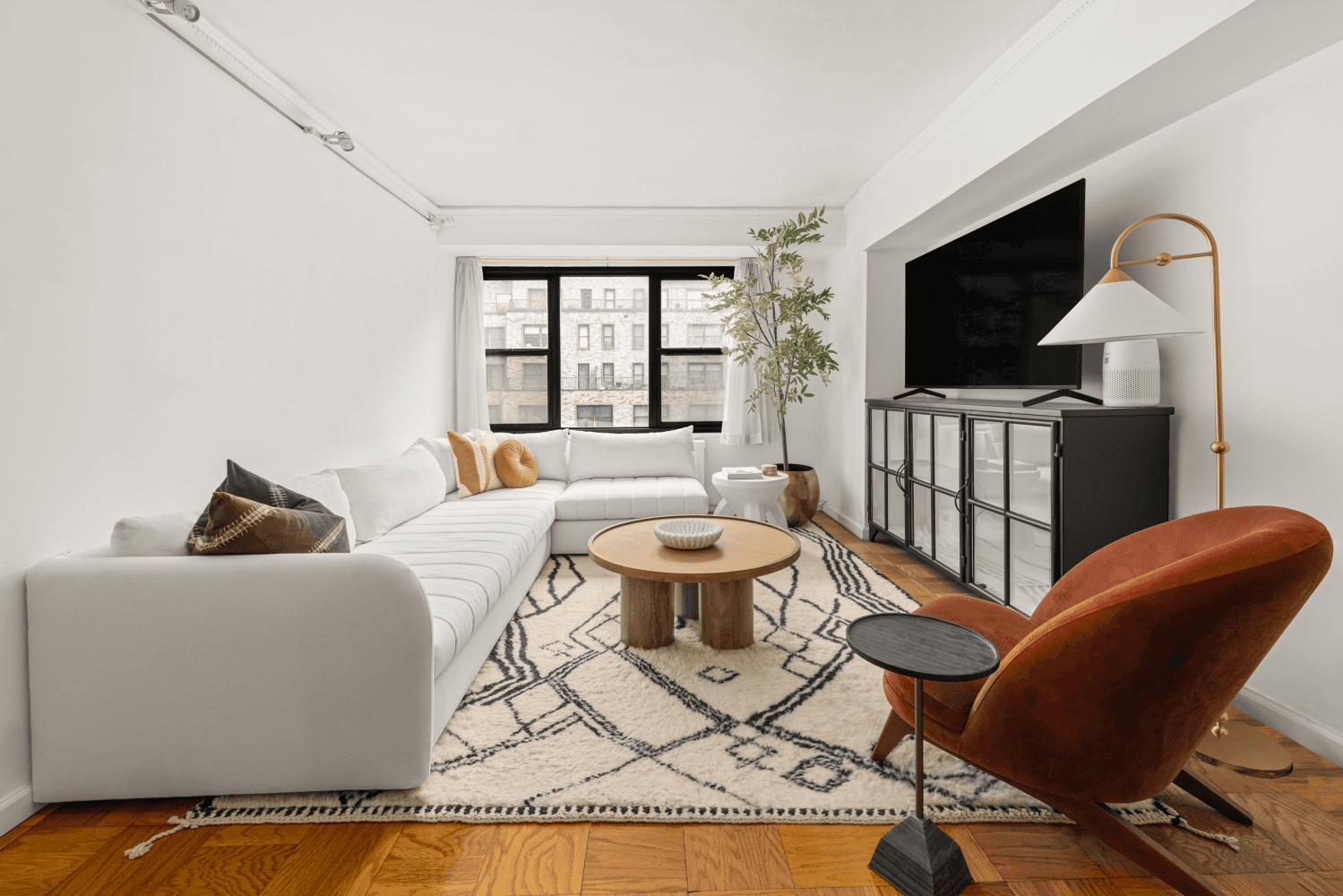 Experience city living at its finest in this bright and spacious 1 bedroom, 1 bathroom co op perched on the 17th floor of a full service building in the heart ...